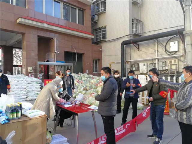 萬家園萬份禮品，面粉、雞蛋、蔬菜、鹽、醋等生活用品免費送業主及一線值守人員！